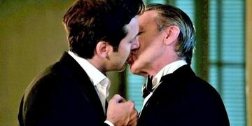 El beso entre Torcuato y el juez Iturbide (Captura)