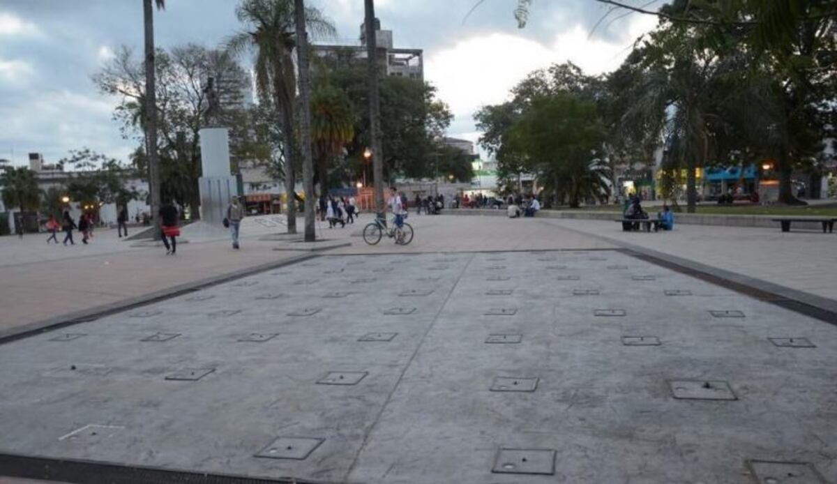 La Municipalidad de Corrientes evalúa reparar la fuente de la plaza Cabral\u002E (Foto: El Litoral)