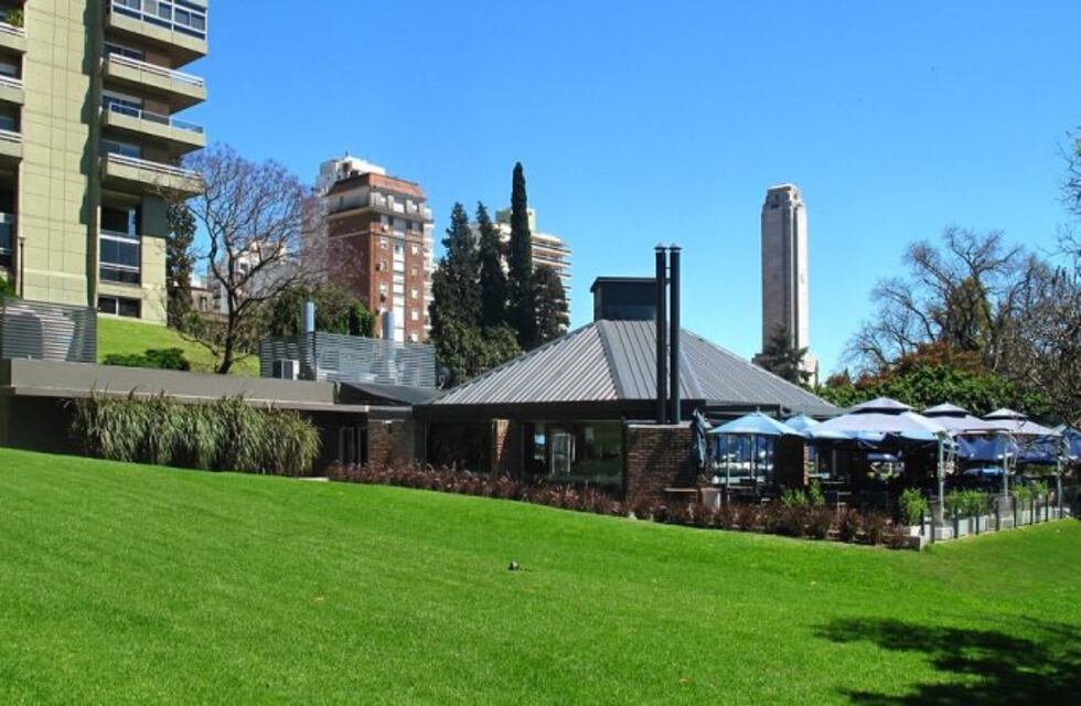 Aplausos para Messi: su bar brinda abrigo y comida a quienes duermen en la calle