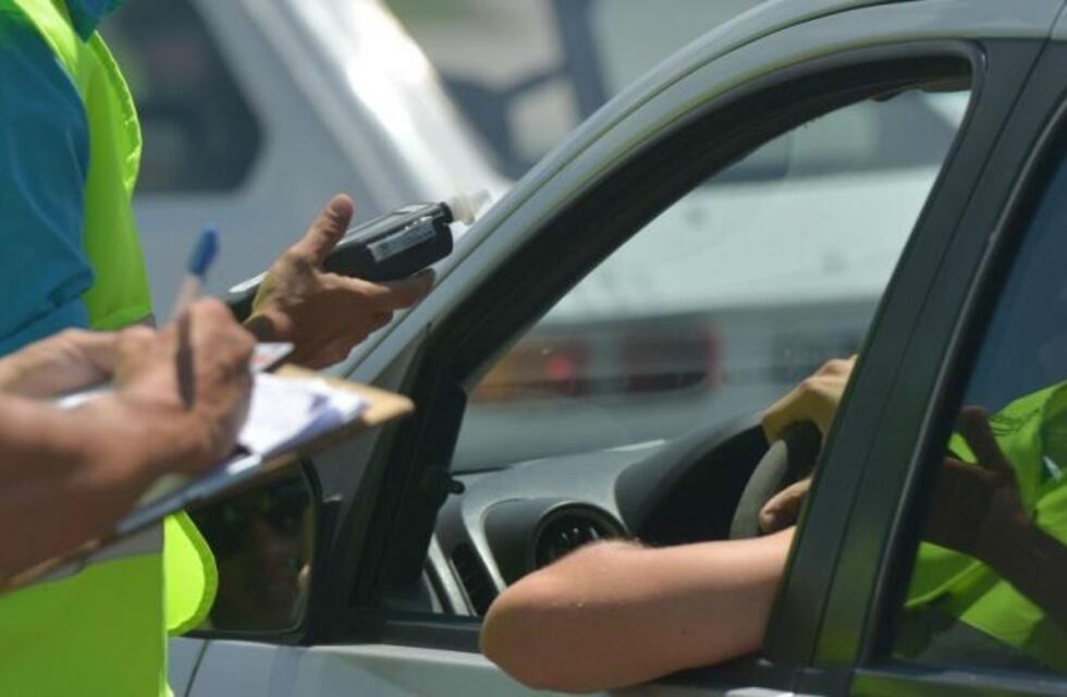 Jesús María: policía escapó de un control y chocó a dos inspectores