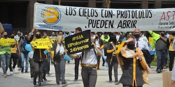 Trabajadores de las aerolíneas Low Cost reclamaron frente a la Casa Rosada por el regreso los vuelos y el No cierre del aeropuerto Palomar\u002E (Foto: Clarín)