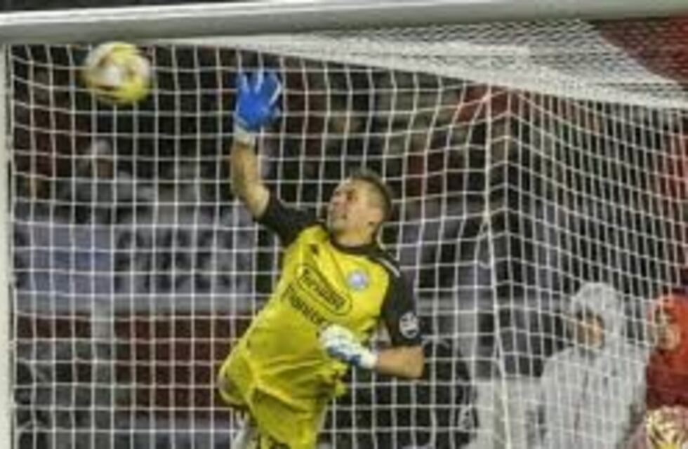 Las atajadas de Rigamonti en Belgrano; en el recuadro pese al descenso