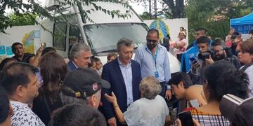 Una vecina de San Pedro accedió a dialogar brevemente con el presidente Macri en San Pedro de Jujuy\u002E