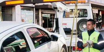 Fuerte enfrentamiento entre una inspectora de tránsito y un conductor en Paraná