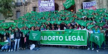 Pañuelazos en la previa del debate\u002E