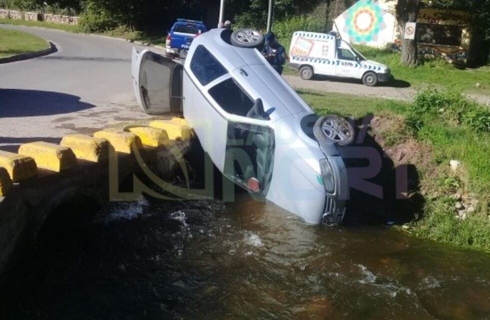 Un automóvil cayó al lecho del río y los pasajeros salieron ilesos