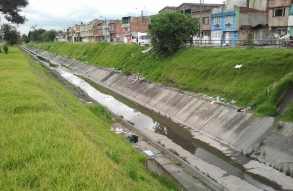 Una policía rescató a una nena que había caído a un canal de riego en General Roca