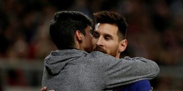 Soccer Football - Champions League - Olympiacos vs FC Barcelona - Karaiskakis Stadium, Piraeus, Greece - October 31, 2017 Barcelona’s Lionel Messi with a pitch invader REUTERS/Costas Baltas atenas grecia lionel messi campeonato torneo champions league copa liga campeones uefa europea futbol futbolistas partido Olympiakos FC barcelona