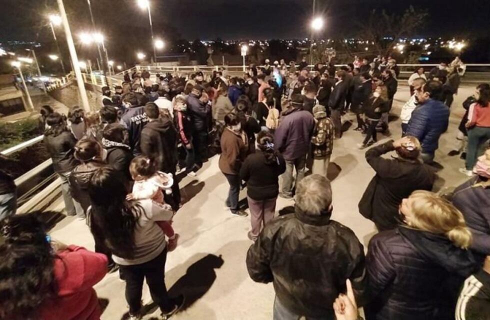 Vecinos salteños asistieron a un acto municipal sin respetar el distanciamiento social