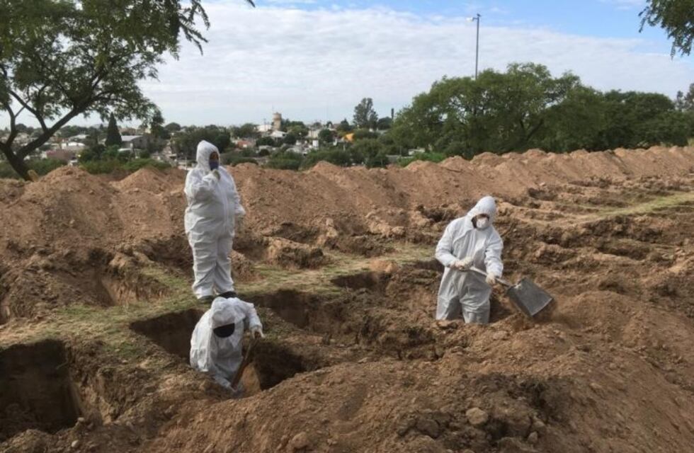 Coronavirus: cavan tumbas en el Cementerio San Vicente