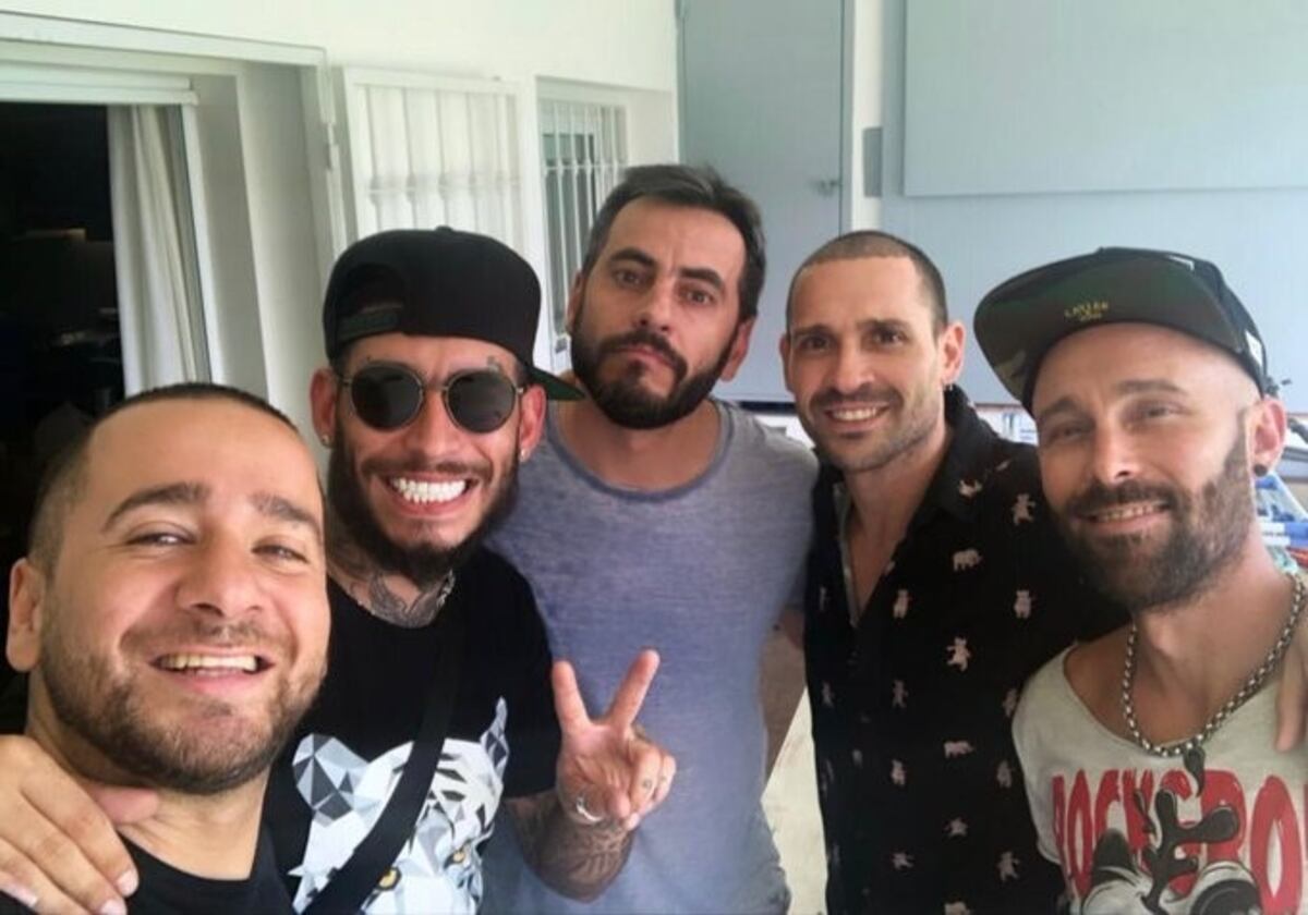 Qué juntada\u002E Camilo y Nardo junto a Ulíses y parte de Los Caligaris\u002E Para ponerle toda la música a su espectáculo en la villa\u002E