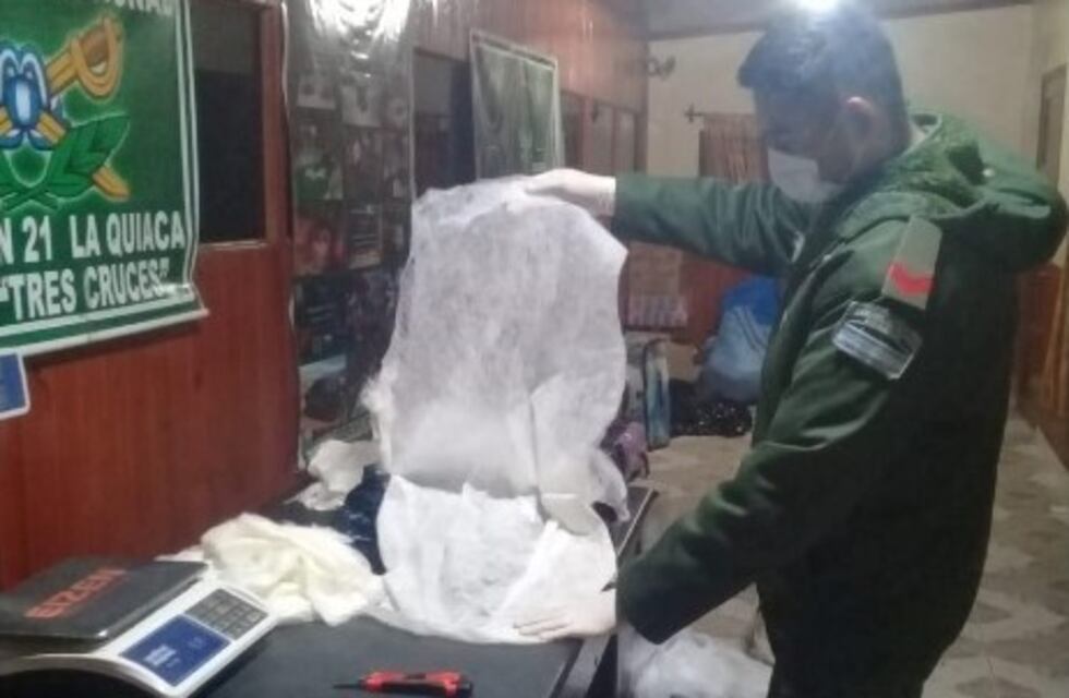 Gendarmes descubrieron más de 20 kilos de cocaína en un auto y tres camperas