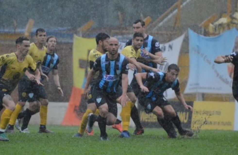 Bajo lluvia, Crucero ganaba por 2 a 1 y le empataron sobre la hora