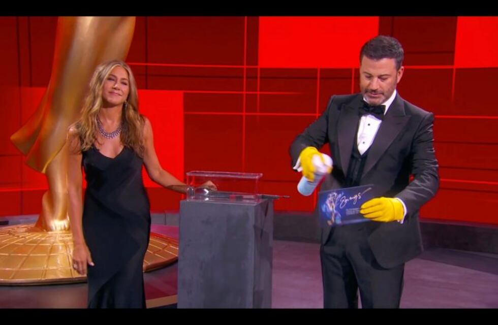 Premios Emmy: Jennifer Aniston tuvo que usar un extintor por una broma que se salió de control
