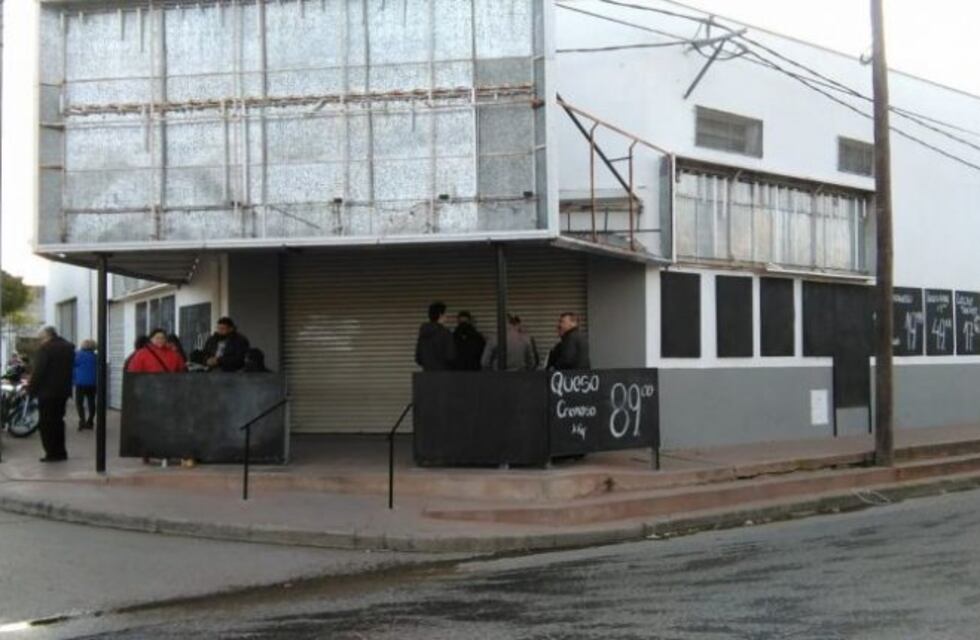 Cerró un supermercado mayorista de Río Cuarto y hay protesta de sus trabajadores