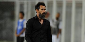 Argentina's Colon coach Eduardo Dominguez gestures during their Copa Sudamericana football match against Venezuela's Zamora in Barinas, Venezuela on February 13, 2018\u002E / AFP PHOTO / GEORGE CASTELLANOS\r\n\r\n barinas venezuela eduardo dominguez futbol copa sudamericana 2018 FUTBOL futbolistas zamora colon de santa fe