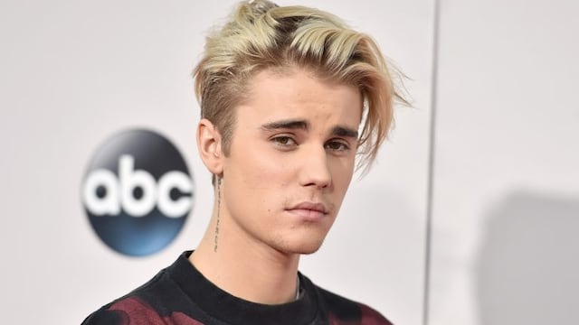 FILE - In this Sunday, Nov. 22, 2015 file photo, Justin Bieber arrives at the American Music Awards at the Microsoft Theater in Los Angeles. A singer songwriter has sued Bieber and Skrillex for copyright infringement over their multi-platinum song, u201cSorry