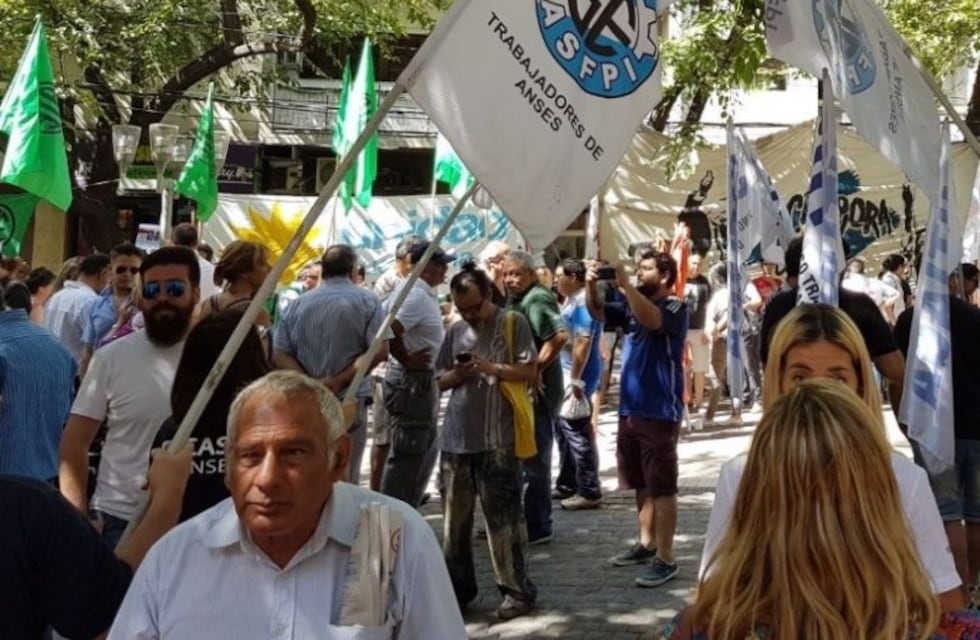 Protestaron contra la reforma previsional frente a la Legislatura mendocina