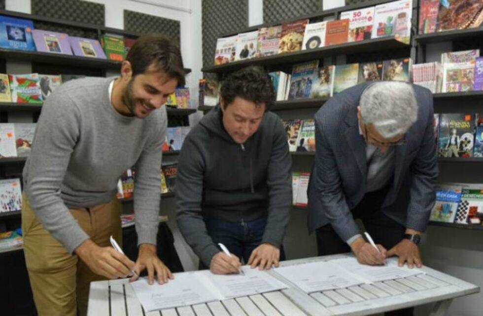 Sánchez Zinny visitó la Feria del Libro y ratificó la construcción de tres nuevos colegios