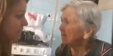 La nieta y su abuela con Alzheimer (web)