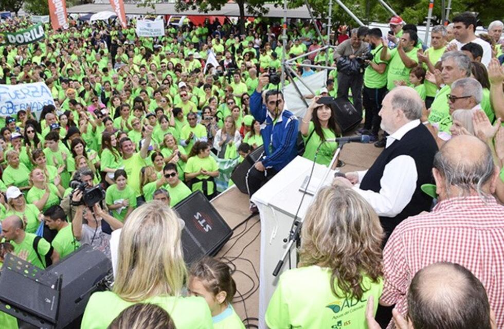 Aún con diferencias, la política provincial se juntó en la correcaminata