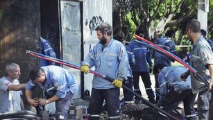 Las cuadrillas salen a trabajar en el inicio de la jornada para restablecer la conexión a la tarde.