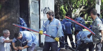 Las cuadrillas salen a trabajar en el inicio de la jornada para restablecer la conexión a la tarde.