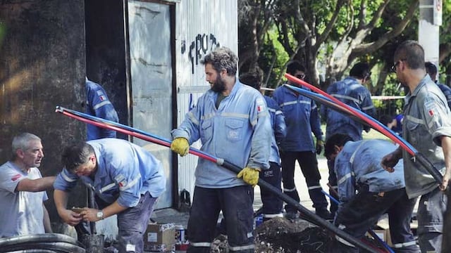 Las cuadrillas salen a trabajar en el inicio de la jornada para restablecer la conexión a la tarde.