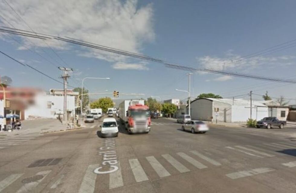 Dobló en "U" en el Rodríguez Peña y atropelló a una motociclista que está grave