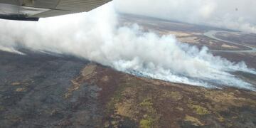 AME6983\u002E ROSARIO (ARGENTINA), 16/06/2020\u002E Fotografía cedida por la Defensa Civil de Rosario que muestra una vista aérea de los incendios sobre la costa este del río Paraná (Argentina)\u002E Los incendios forestales que afectan las islas del río Paraná consumieron ya 6\u002E000 hectáreas de pastizales y mantienen a la ciudad de Rosario, la tercera más importante de Argentina, bajo un manto de humo\u002E EFE/Cortesía Defensa Civil Rosario/SOLO USO EDITORIAL/NO VENTAS/MEJOR CALIDAD DISPONIBLE