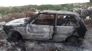 El auto totalmente destruido por el fuego abandonado en un descampado