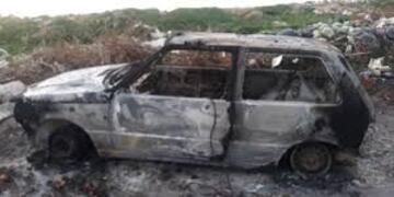 El auto totalmente destruido por el fuego abandonado en un descampado