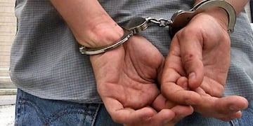 Fue a denunciar a su mujer por robo, pero lo detuvieron por violencia de género y por salir de casa\u002E
