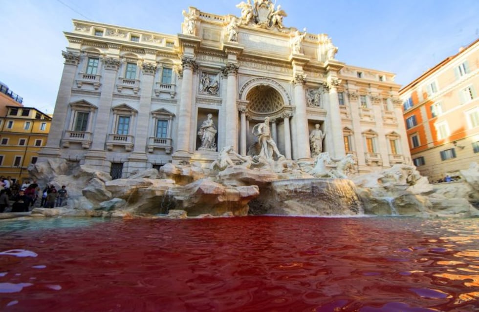 Roma: Un activista tiró pintura en la Fontana di Trevi y tiñó de rojo el agua