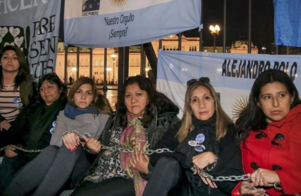 Familiares de los tripulantes del ARA San Juan se encadenaron en Plaza de Mayo