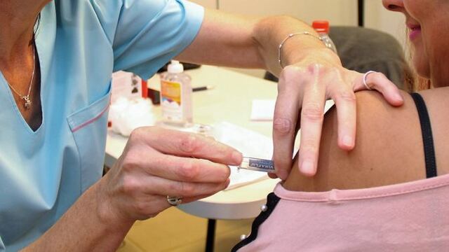 las vacunas contra la gripe se aplicarán en una primera etapa a personas mayores de 65 años en sus respectivos domicilios