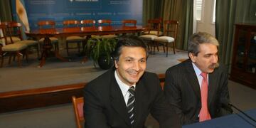 DYN07\u002EJPG - DYN07, BUENOS AIRES, 16/09/08, EL MINISTRO DE JUSTICIA Y SEGURIDAD, ANIBAL FERNANDEZ, SE REUNIO CON 18 PRESIDENTES DE CLUBES DE FUTBOL DE LA CAPITAL FEDERAL QUE JUEGAN TORNEOS DE AFA, PARTICIPA TAMBIÉN EL FLAMANTE TITULAR DE LA SUBSECRETARIA DE SEGURIDAD EN ESPECTACULOS FUTBOLISTICOS PABLO PALADINO\u002E FOTO:DYN/LUCIANO THIEBERGER\u002E buenos aires anibal fernandez pablo paladino ministro justicia subsecretario seguridad espectaculos deportivos ministro justicia reunion con dirigentes clubes de futbol violencia en el futbol espectaculos deportivos