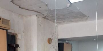 Se cayó parte del techo de Catastro e hirió a una mujer\u002E (Foto: Corrientes Hoy)