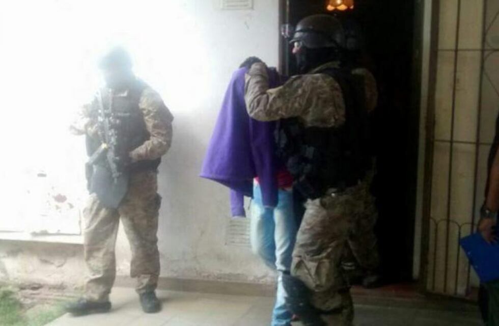 Luego de tres horas de tensión lograron que un hombre desista de suicidarse