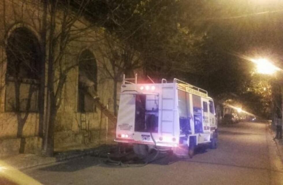 Un principio de incendio en el Colegio Nacional obligó a romper una ventana para apagar el fuego