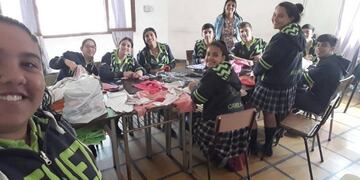 Los alumnos elaboran frazadas para los más humildes\u002E