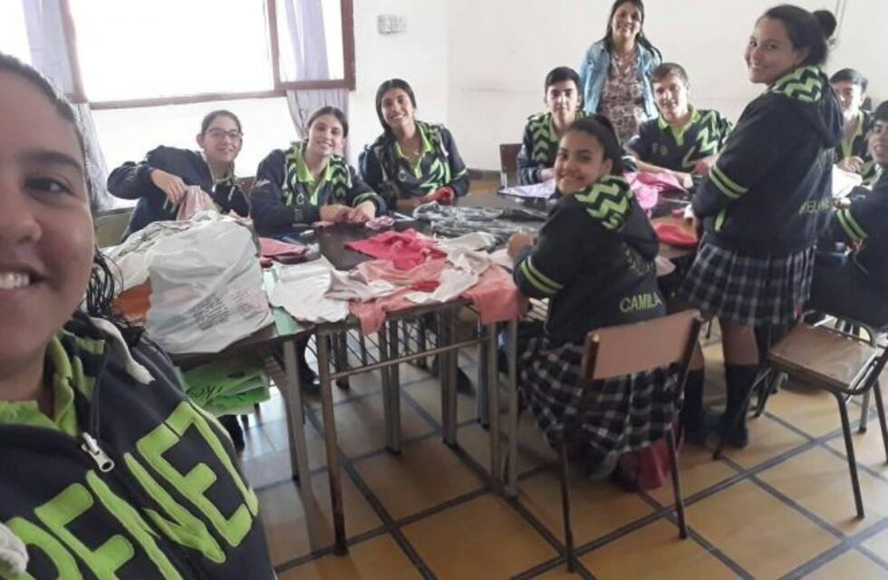San Luis: estudiantes elaboran frazadas para los más humildes