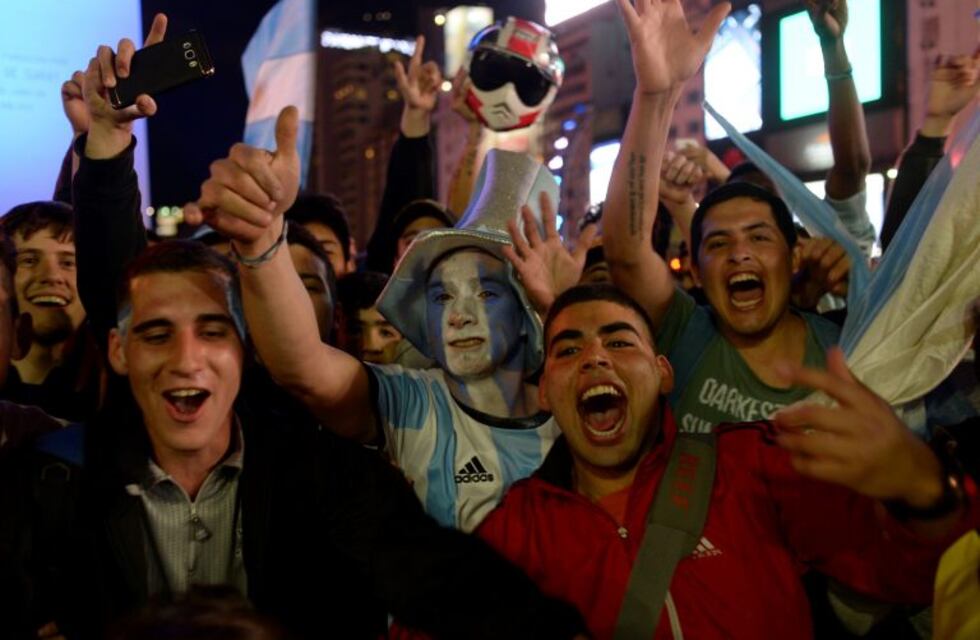 La gente se acercó al Obelisco a festejar la clasificación de Argentina al Mundial
