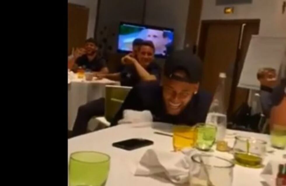 Mauro Icardi fue obligado a cantar en el PSG y desató la risa de todos