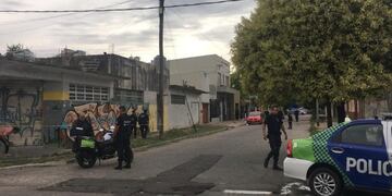 Quién es el hombre que está atrincherado en el baño y que mató a su hijastro