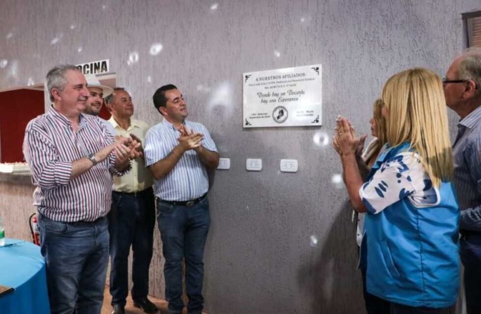 "Parece que el país se derrumba, pero aparece el maestro", dijo Passalacqua