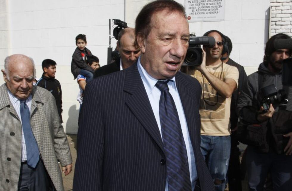 Carlos Bilardo continúa internado en terapia intensiva y su estado es "reservado"