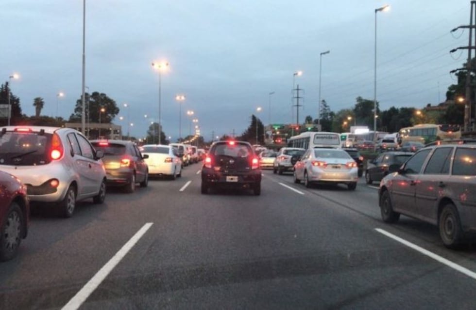 Un motocilista murió en un triple choque en la Panamericana