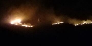 Los bomberos trabajarán toda la noche con los incendios, que se extienden hasta Valle Hermoso\u002E