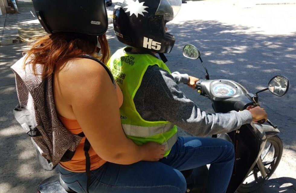Con cinco días sin colectivos, se imponen las moto taxis